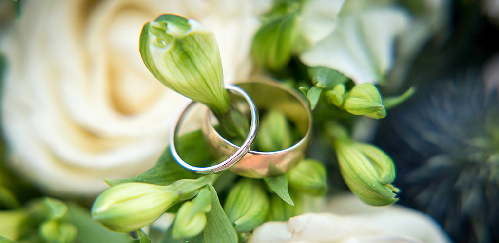 19-wedding-rings-and-bouquet.jpg
